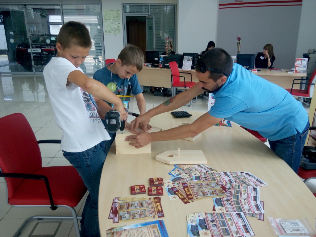 18.06.16 Мастер-классе - «Собери скворечник» на семейном празднике «Toyota. Город мечты»